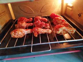 烤箱中层200℃预热5分钟，先烤15分钟，拿出来翻面，再烤15分钟