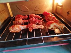 烤箱中层200℃预热5分钟，先烤15分钟，拿出来翻面，再烤15分钟