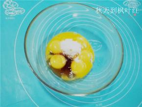 蛋黄加15克糖和蜂蜜；