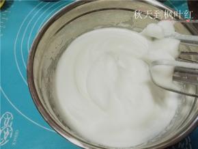 蛋白分两次加糖，打至硬性发泡状态；