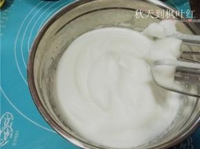 蛋白分两次加糖，打至硬性发泡状态；