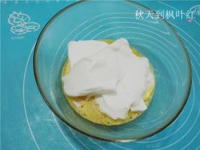 取一半的蛋白与之前的蛋黄糊切拌均匀；