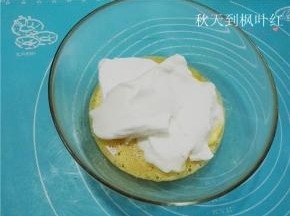 取一半的蛋白与之前的蛋黄糊切拌均匀；
