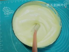 然后再将剩余的蛋白倒入拌匀。