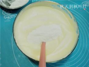 分两次拌入过筛的低粉；
