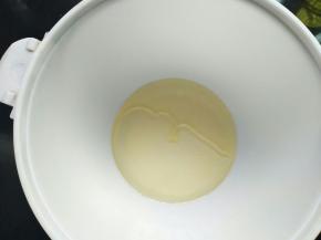 蛋白和玉米油搅打均匀