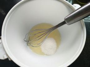 加入细砂糖，搅打均匀