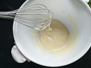 搅打均匀，同时预热烤箱中层160℃