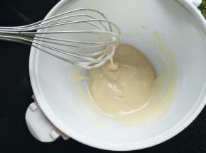 搅打均匀，同时预热烤箱中层160℃