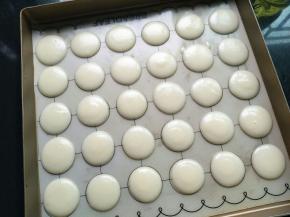 均匀的挤出来，每个饼干要间隔开来