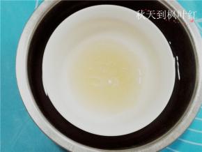 吉利丁粉加少许凉水冲开，再隔热水加热融化；