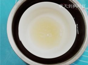 吉利丁粉加少许凉水冲开，再隔热水加热融化；