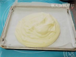 倒入铺有油纸的烘焙模具中；