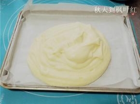 倒入铺有油纸的烘焙模具中；