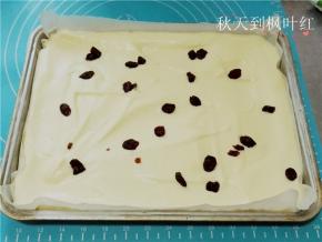 表面撒上蔓越莓干；