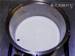 制作奶冻：
牛奶中加入45克淡奶油和蔓越莓；