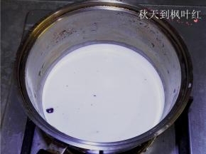 制作奶冻：
牛奶中加入45克淡奶油和蔓越莓；