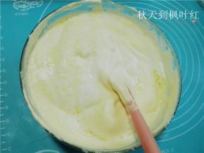 将玉米油和牛奶加热至微温时倒入蛋糕糊中；