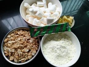 材料称好，花生米去皮