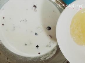 将吉利丁液加入到蔓越莓牛奶中， 拌匀；