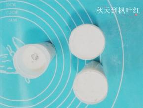 倒入模具中冷藏定型；