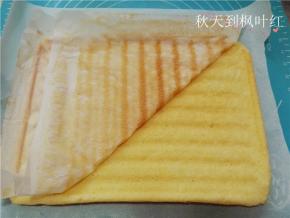 将烤好的蛋糕片撕去油纸；