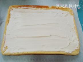 蛋糕片反转，抹上打发的淡奶油；