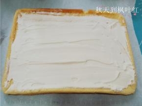 蛋糕片反转，抹上打发的淡奶油；