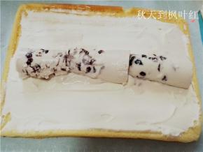 放上提前做好的蔓越莓奶冻；