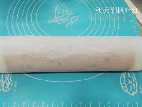 卷起，用烘焙纸包好，冷藏2小时定型；