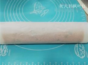 卷起，用烘焙纸包好，冷藏2小时定型；