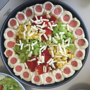 再撒一点马苏里拉芝士碎，这次不需要太多，不然颜色盖住了就没那么缤纷