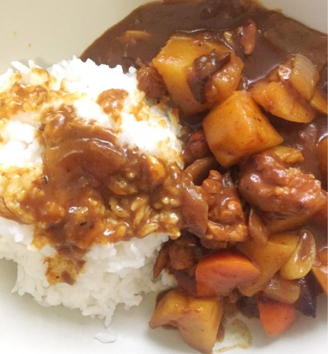 浓郁的咖喱鸡块饭