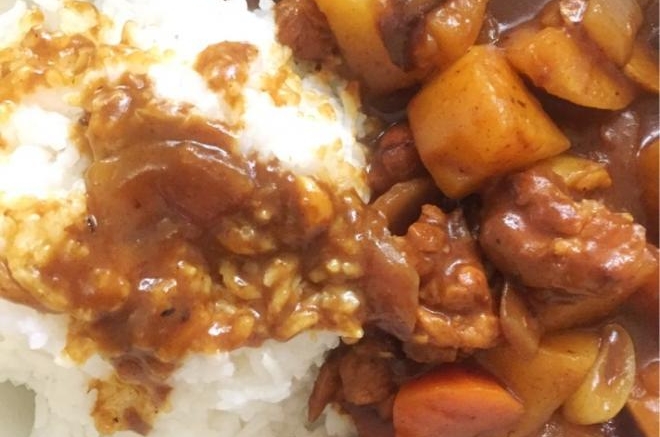 浓郁的咖喱鸡块饭