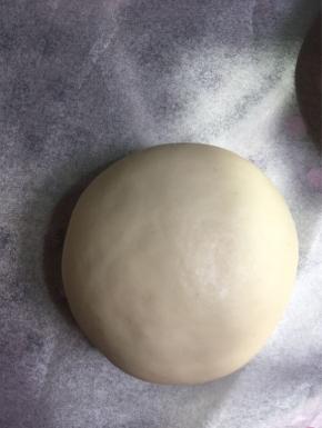 锅里放凉水，把蒸架放在上面，盖上锅盖，醒发10到20分钟，然后大火蒸10到15分钟，关火，焖三分钟再揭锅盖