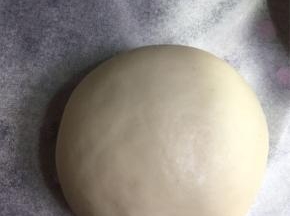 锅里放凉水，把蒸架放在上面，盖上锅盖，醒发10到20分钟，然后大火蒸10到15分钟，关火，焖三分钟再揭锅盖