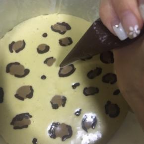 裱在蓝莓芝士蛋糕糊上，裱出豹纹