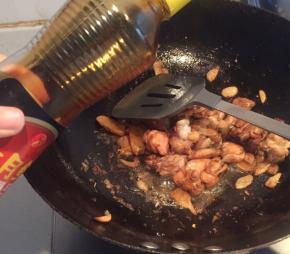 倒鸡腿肉，炒个四分钟。炒出金黄色然后倒点酱油和盐。