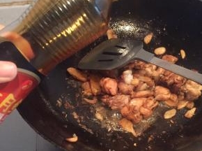 倒鸡腿肉，炒个四分钟。炒出金黄色然后倒点酱油和盐。