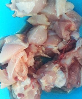 能买新鲜的鸡腿肉更好，我为了入味，就剁小块啦，用水泡一会，把脏东西泡出来