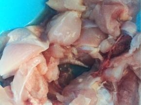 能买新鲜的鸡腿肉更好，我为了入味，就剁小块啦，用水泡一会，把脏东西泡出来