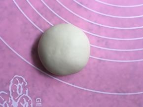做了几个圆豆沙包，也是把面团擀圆包入豆沙，捏紧收口，弄圆