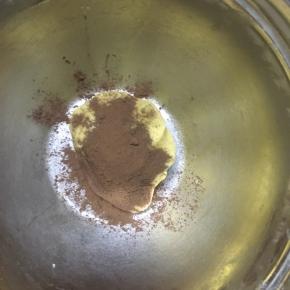 面团分为两份，其中一份加入可可粉，揉匀