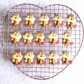 最下一排中间那只我还裱了小脚丫子，很可爱哦