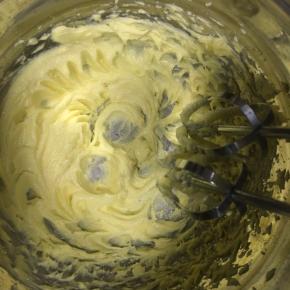 黄油软化，加入盐先打发开，再分两次加入糖粉打发至黄油软化蓬松