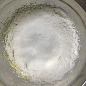 过筛加入低筋面粉，用刮刀翻拌均匀，再轻揉成团