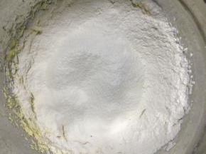 过筛加入低筋面粉，用刮刀翻拌均匀，再轻揉成团
