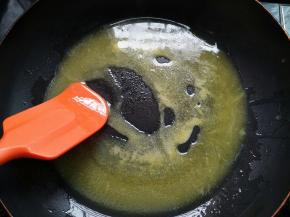 黄油放入不粘锅小火融化