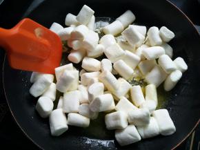 放入棉花糖，不停的翻炒