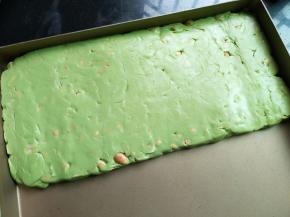 倒入烤盘里，整形，夏天可以放冰箱冷藏